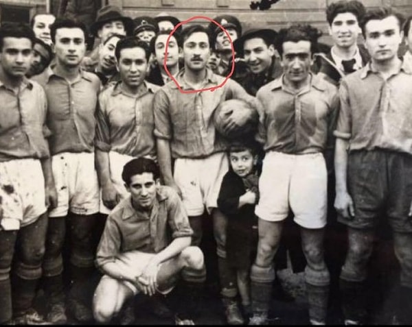 Alyanak'ın savunma oyuncusu olmasına rağmen gol kralı olduğu bilgisi de mevcut.