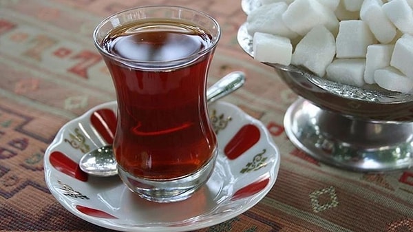 Çayın gerçek aroması sıcak suyla ortaya çıkıyor ama işin içinde küçük bir detay var.