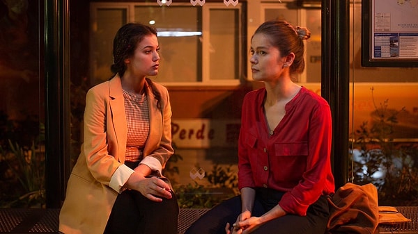 Dönence dizisinde kadın başrol bulunamadı.