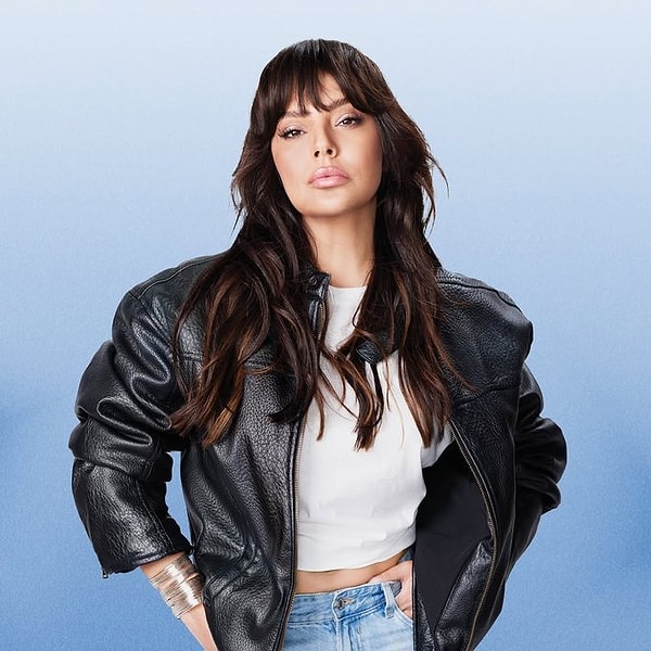 Türk müziğinin güçlü seslerinden Ebru Gündeş, özel hayatını gözlerden uzak yaşamayı tercih eden isimlerden biri olsa da kızı Alara ile sık sık gündeme geliyor.