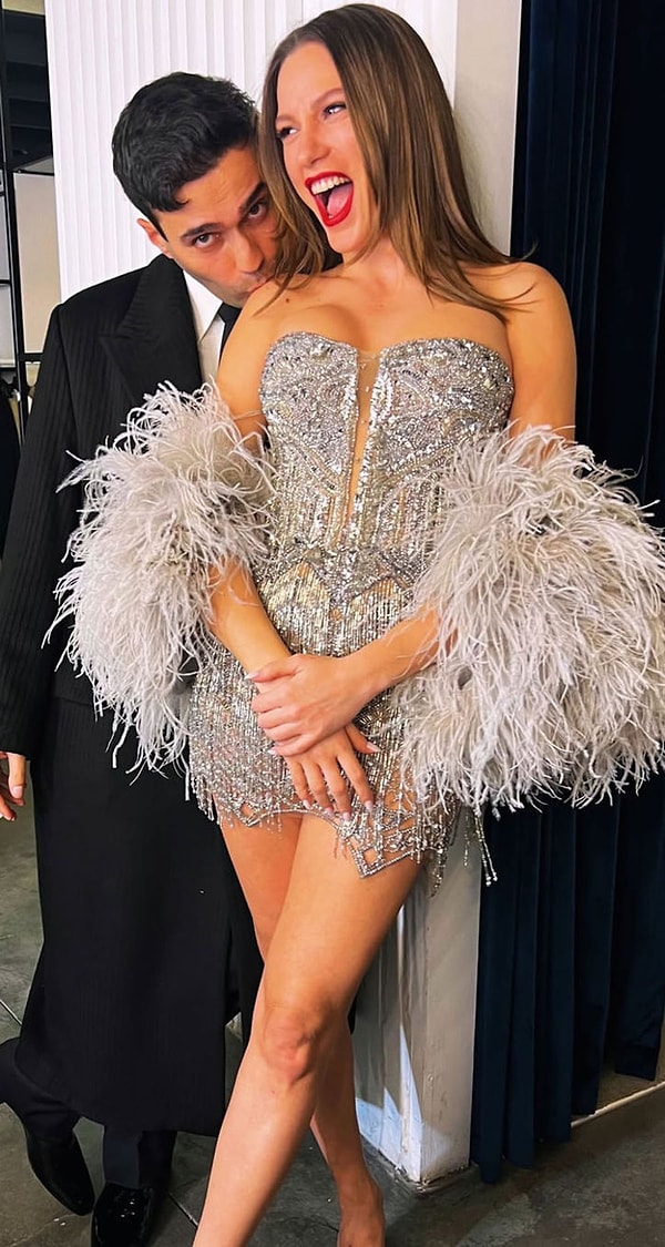 Son dönemin en çok konuşulan isimlerinden biri olan Serenay Sarıkaya, hem oyunculuğu hem de özel hayatıyla magazin gündeminden düşmüyor.