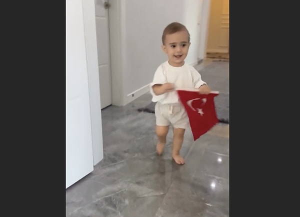 Videoda bahsedilen bu yöntem aslında cerrahi bir "ameliyat" veya "estetik operasyon" değil, "kulak kalıplama" (ear molding) olarak bilinen, cerrahi olmayan tıbbi bir müdahale.