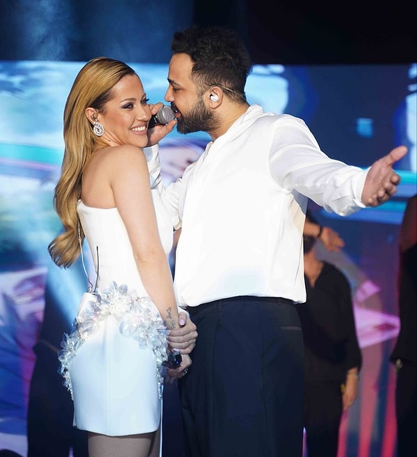 This long-standing relationship has finally taken a step forward. Asil Gök made a surprise marriage proposal to Derya Uluğ on her birthday.