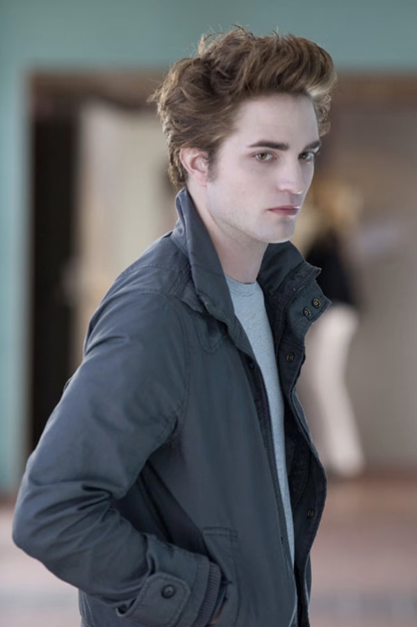 Robert Pattinson, Alacakaranlık serisinde canlandırdığı Edward Cullen karakteriyle dünya çapında tanınmaya başardı.