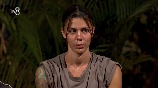 Survivor'da eski şampiyon Nefise, sevgilisinden gelen mektuba "Bu adam beni aldatıyor" diyerek sert çıkmıştı.