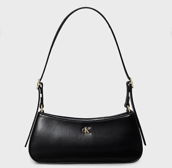 Siyahın asaleti: Calvin Klein Küçük Omuz Çantası!