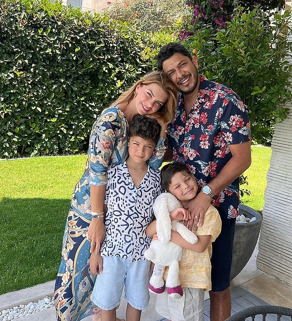 2014 yılında nikah masasına oturan, iki çocuklarıyla birlikte örnek çiftler arasında gösterilen Pelin Karahan ve Bedri Güntay, geçtiğimiz günlerde evliliklerinde kriz yaşadıkları iddialarıyla gündeme gelmişti.