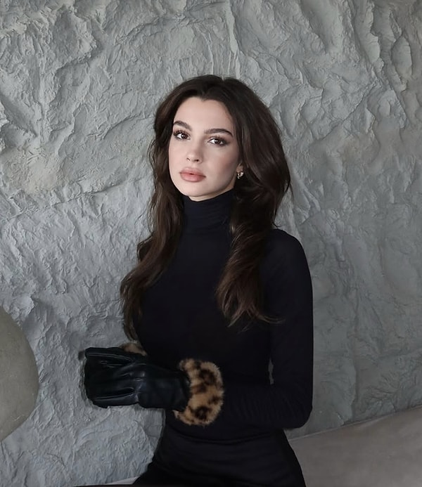 Henüz küçük yaşlarda oyunculuğa adım atan Su Burcu Yazgı Coşkun, kısa sürede televizyon dünyasının dikkat çeken genç yeteneklerinden biri haline geldi.