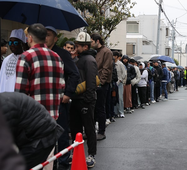 Yoğun katılım sebebiyle namaz 5 kere kılındı.