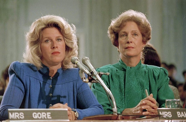 PMRC'nin lobi faaliyetleri o kadar etkili oluyor ki Amerika Senatosu'na kadar taşınıyor.