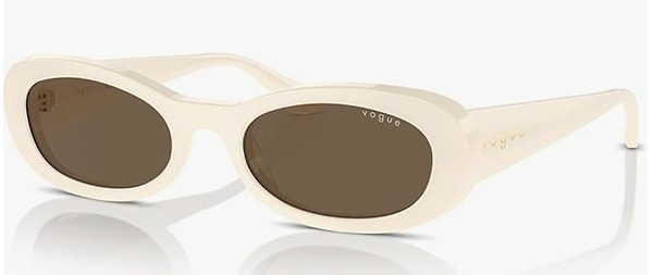 Retro ve bembeyaz: Vogue Eyewear Oval Güneş Gözlüğü!