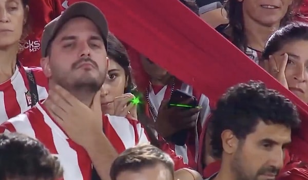 Lazer tutmak, birçok ülkede sadece bir "şaka" veya "rahatsızlık" olarak değil, fiziksel saldırı kategorisinde değerlendiriliyor. Çünkü lazer ışınları kalecinin geçici körlük yaşamasına, retina hasarına, dikkatinin dağılarak ciddi sakatlıklara yol açmasına neden olabiliyor.