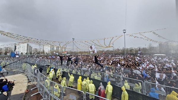DEM Parti, ‘Özgürlük ve Demokrasi Nevruzu’ sloganı ile Diyarbakır’ın Bağlar ilçesinde Nevruz Bayramı’nı kutladı.