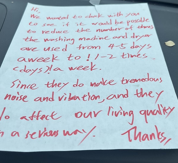 Bir apartman sakini, komşusunun kapısına bıraktığı notla neye uğradığını şaşırdı. Her ne kadar normal bir talep olsa da bu talebi bir mektup şeklinde alınca olanlar oldu.