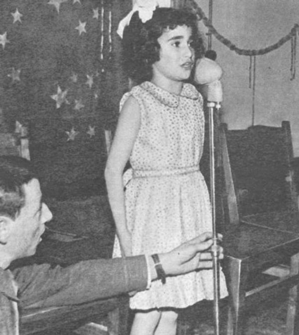 Muğla’nın tozlu yollarından Van’ın soğuğuna uzanan bir çocukluk.