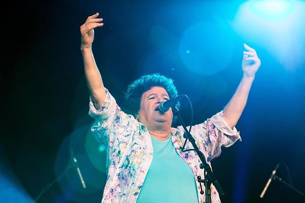 Hiç bitmeyen bir sahne enerjisi.