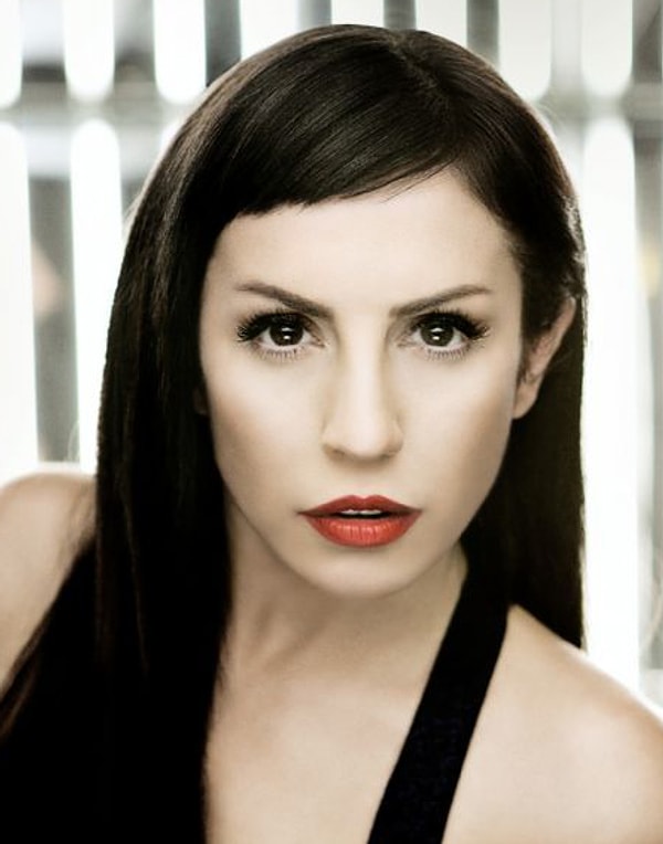 Türk pop müziğinin sevilen isimlerinden Zeynep Dizdar, güçlü sesi ve akıllarda yer eden şarkılarıyla yıllardır müzik dünyasındaki yerini koruyor.