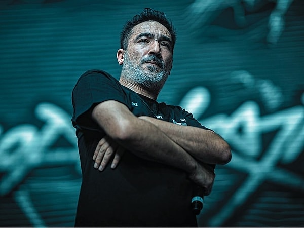 Kendisi Fars Dili ve Edebiyatı mezunu!