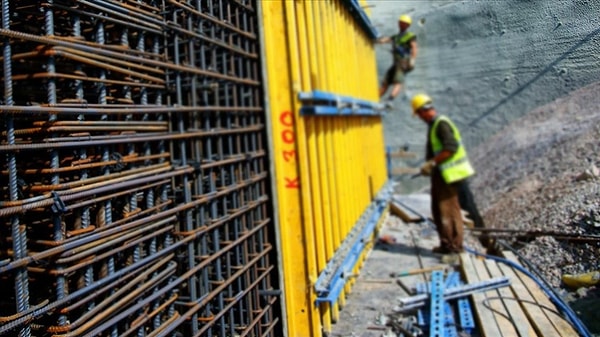 Bugün yayımlanan Resmi Gazete’de yer alan bakanlığın tebliğine göre, 40 meslek kolu için yetki belgesi şartı getirildi.