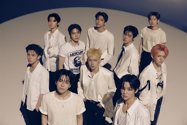 2. Grup hangi tarihte resmi olarak müzik piyasasına giriş yaptı?