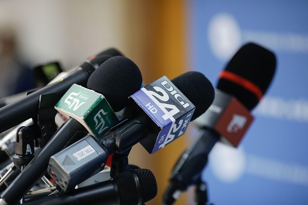 Bizimkiler masaya dönüyor, üstüne bir de basın toplantısı yapıp “Kulübüm için her şeyimi feda ettim” diyor.