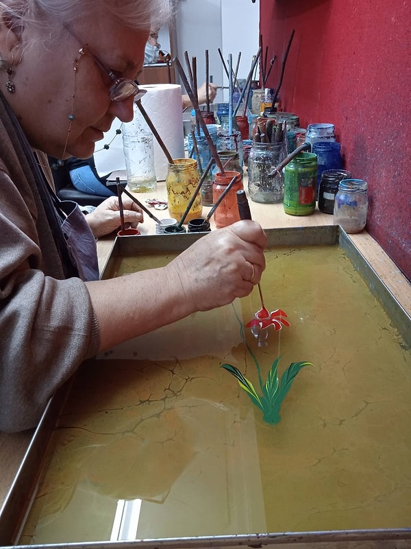 Ebru sanatında geleneksel kalıplara bağlı kalmak ile kişisel yorum geliştirmek arasında nasıl bir denge kuruyorsunuz?