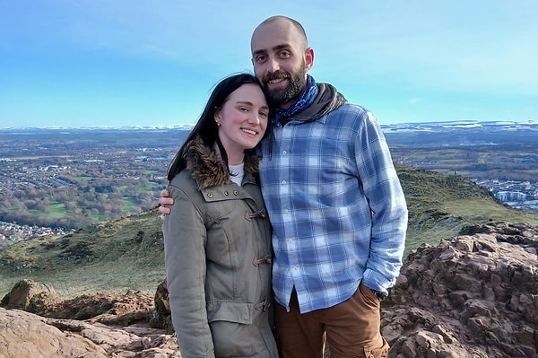 22 yaşındaki Dani Scott isimli bir kadın YouTube videosu üzerinden tanıştıktan sonra bir adamla 24 saat içinde nişanlandı.