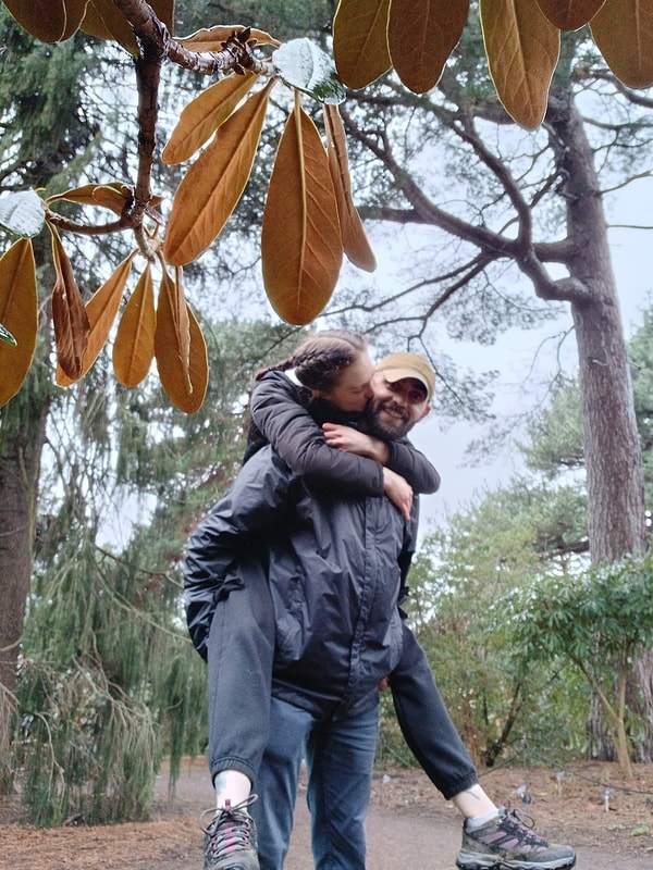 Çift, nişanı bu kadar hızlı yapmalarının nedenlerinden birinin Dani’nin ABD’ye taşınabilmesi olduğunu söylüyor.