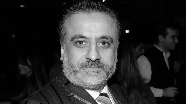 Geçtiğimiz saatlerde Türk müzik sektörünün en tartışmalı ama bir o kadar da unutulmaz isimlerinden Erol Köse hayatını kaybetti.