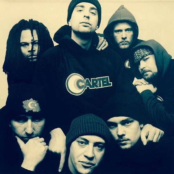 4. Türkiye'de rap müziğin geniş kitlelere ulaşmasını sağlayan "Evdeki Ses" gibi parçalarla tanınan efsanevi grup Cartel, kendi adını taşıyan o sarsıcı albümünü hangi yıl çıkarmıştır?
