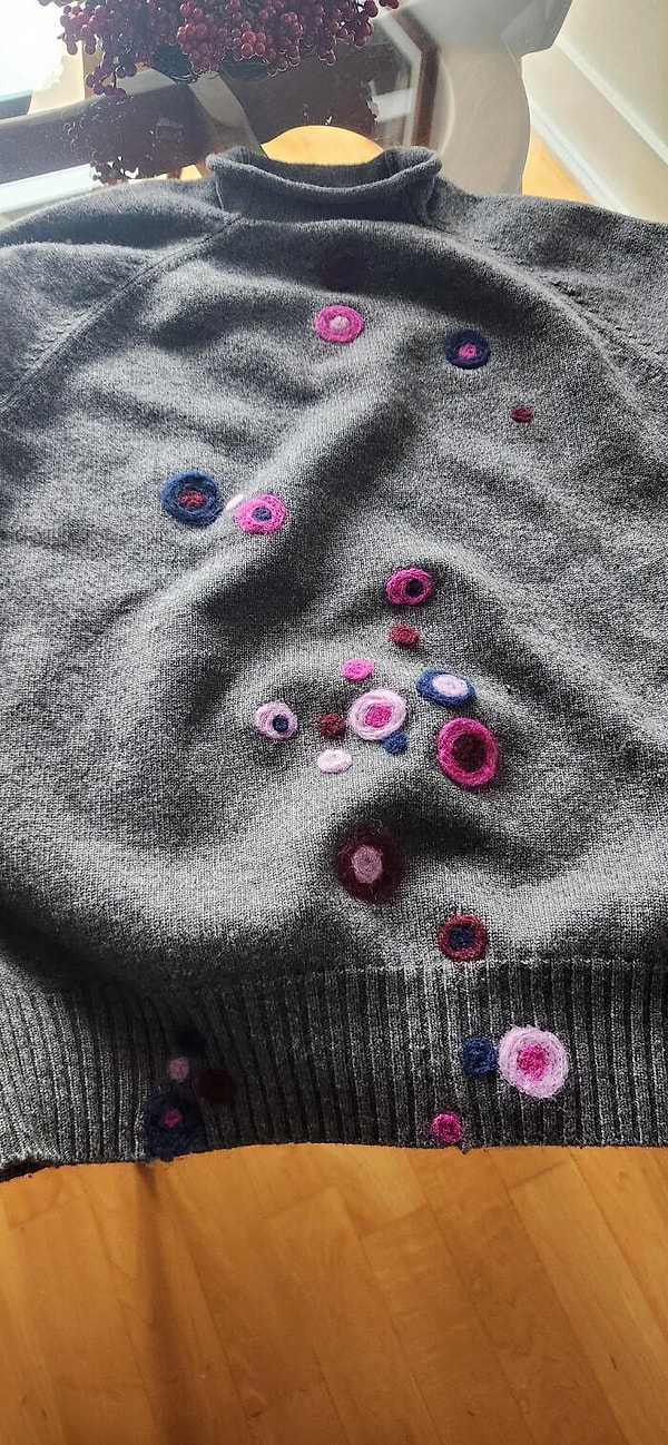 İlk denemesinde bile yırtık kıyafeti yaratıcı bir tasarıma çevirdi 👇🏻