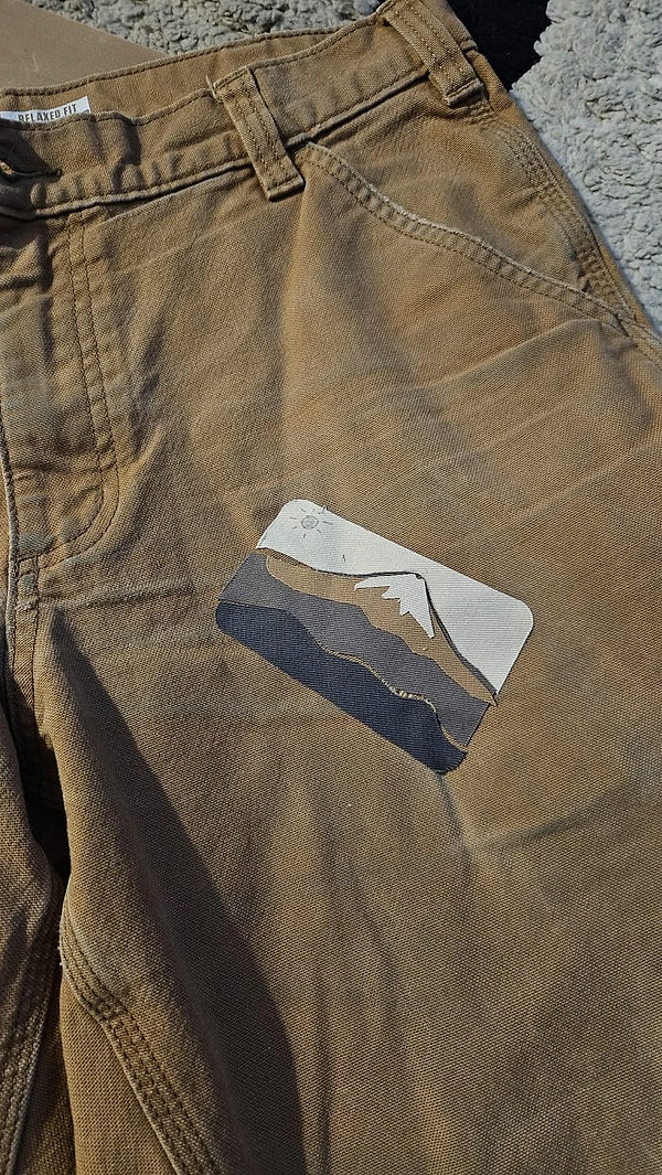 Yırtılan pantolonu küçük bir manzara detayıyla yeniledi, eskisinden daha iyi oldu!