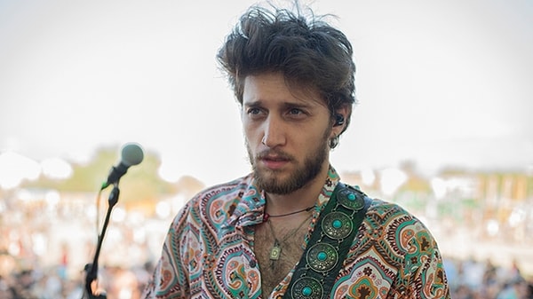 Diziler için yapılan imza parçalar kimi zaman sahneyle birlikte çok etkileyici olabiliyor.