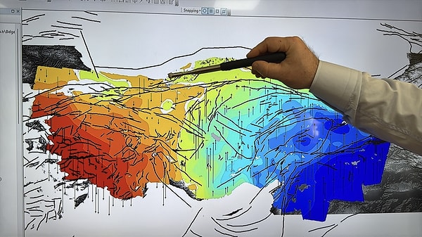 Zonguldak Bülent Ecevit Üniversitesi Harita Mühendisliği Bölümü Öğretim Üyesi Prof. Dr. Şenol Hakan Kutoğlu, Dokuz Eylül Üniversitesinden Doç. Dr. Mustafa Softa ve Fırat Üniversitesinden Araştırma Görevlisi Elif Akgün, uzun yıllar uydu radar verilerinden yararlanarak Türkiye'nin yer kabuğu hareketlerini inceledi.