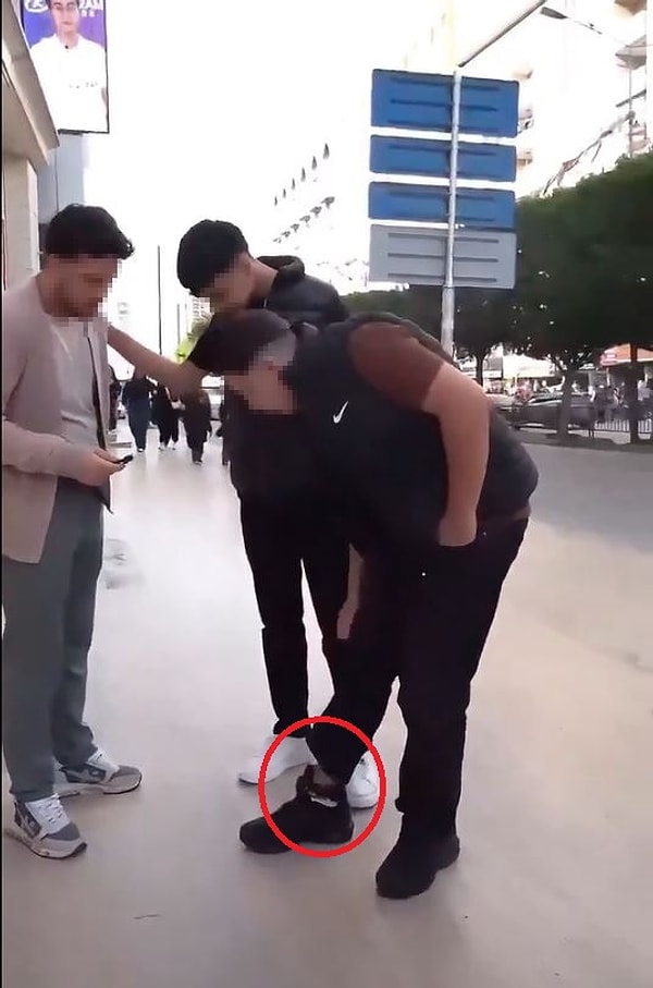 Sanal medya hesabında içerik üreten İ.T., Seyhan ilçesinde 2 kişiyle yaptığı sokak röportajında, "İstanbullular mı daha misafirperver yoksa Diyarbakırlılar mı?" diye sordu.