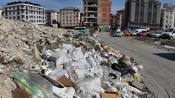 Güngören Sanayi Mahallesi'nde kentsel dönüşüm vaadiyle yaklaşık 3 yıl önce yıkılan binaların yerini modern yapılar yerine çöp ve moloz dağları aldı.