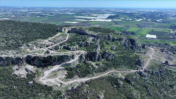 Sillyon’un Neolitik dönemden günümüze 7 bin yıldır kesintisiz bir yaşam alanı olduğu kanıtlanmıştır.