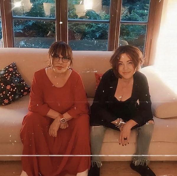 Nazan Öncel’in müzik kariyerinde Sezen Aksu ile olan bağı ise ayrı bir başlık açtıracak cinsten.