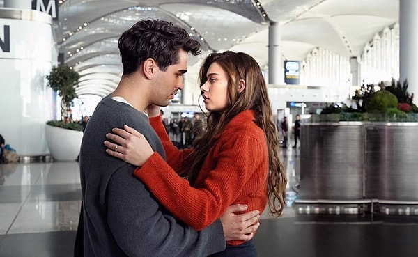 Son dönemin en çok konuşulan oyuncularından Mert Ramazan Demir, hem kariyeri hem de özel hayatıyla magazin gündeminde yer almaya devam ediyor.