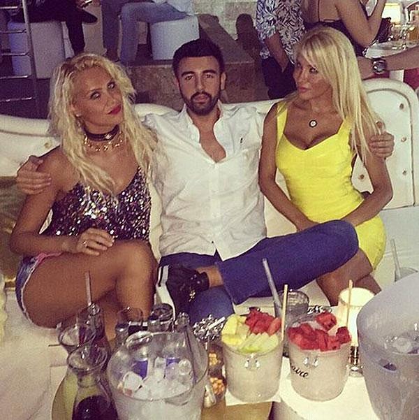 "Sürekli kurgulanmış, açısı ve ışığı ayarlanmış, emek verilmiş fotoğraflar için poz verirken ne ara eğleniyor bu adam?" diye düşünsek de, Taha Özer'in hayatı farklıydı işte...