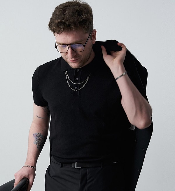 Efe Uygaç, özellikle sosyal medya platformlarında ürettiği içeriklerle adını duyuran genç isimlerden biri.