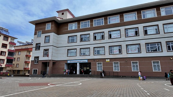 Bingöl’de bulunan Şehit Mustafa Gündoğdu İlköğretim Okulu’nda bir öğrenci, sınıfta kar spreyi sıktı.