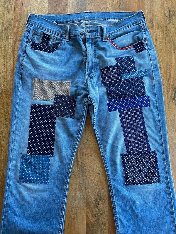 Son bir ayda yaptığı sashiko onarımlarıyla yıpranan pantolonunu yeniden kullanılır hale getirdi!