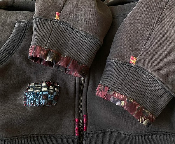 Arkadaşının kapüşonlusundaki deliği onararak daha havalı hale getirdiği kesin!