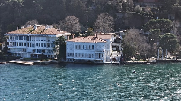 İstanbul Boğazı’nda bulunan en güzel yalılardan biri olan Abud Efendi Yalısı’nın bir kısmı satışa çıkarıldı.