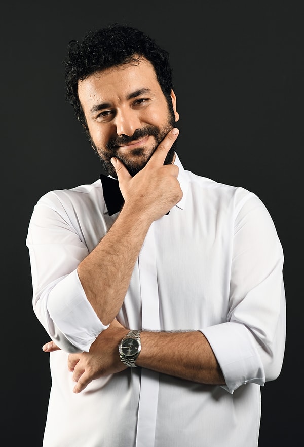 Türkiye’nin en popüler komedyenlerinden biri haline gelen Hasan Can Kaya, özellikle “Konuşanlar” programıyla yakaladığı başarıyı uzun süredir sürdürüyor.