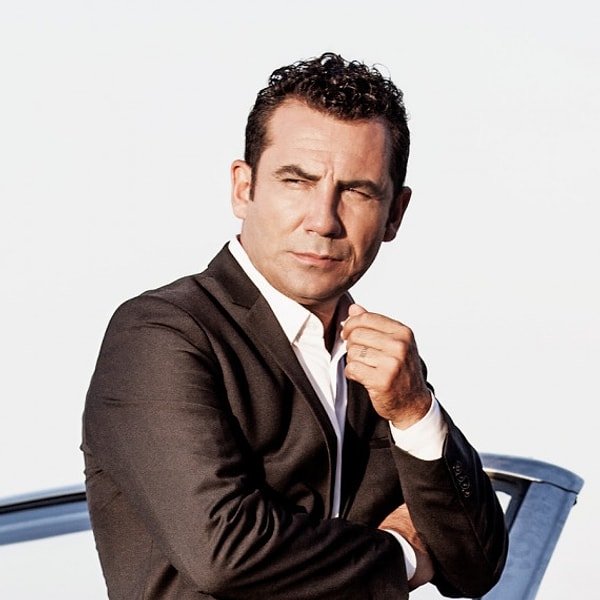 Türk müziğinin güçlü seslerinden Ferhat Göçer, yıllardır hem sesi hem de duygusal şarkılarıyla geniş bir dinleyici kitlesine hitap ediyor.