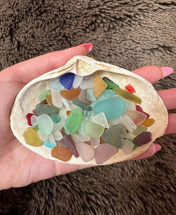 4. Denizden toplanan renkli cam parçaları; süreç en az koleksiyon kadar keyifli.