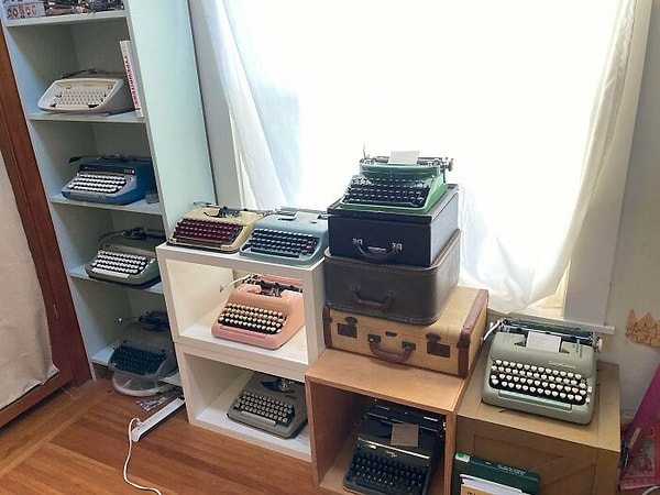 7. Vintage daktilolarla dolu nostaljik bir koleksiyon.