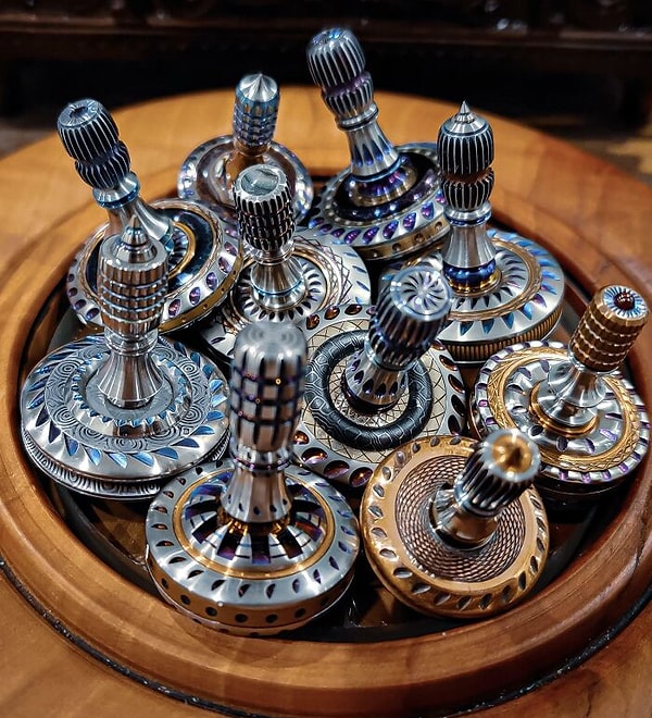 11. Özenle tasarlanmış, estetik metal topaçlardan oluşan koleksiyon.